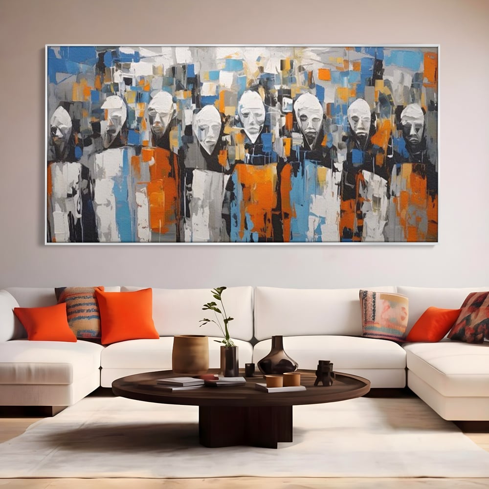 Tablou canvas cu tablou canvas cu chipuri multiple stilizate, in rama de aluminiu argintiu, pe perete intr-un living
