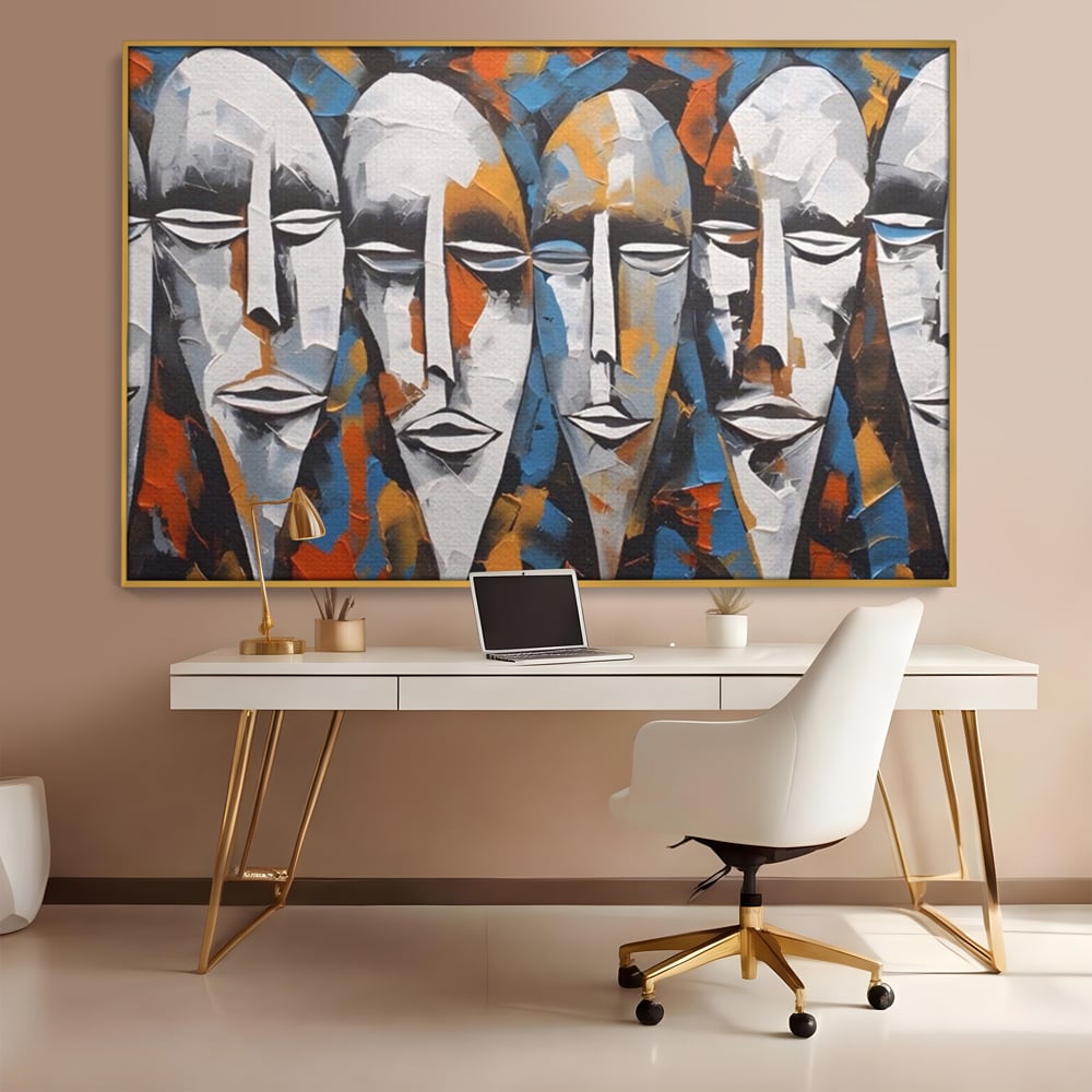 Tablou canvas cu tablou abstract cu masti tribale albe, in rama de aluminiu auriu, pe perete intr-un birou