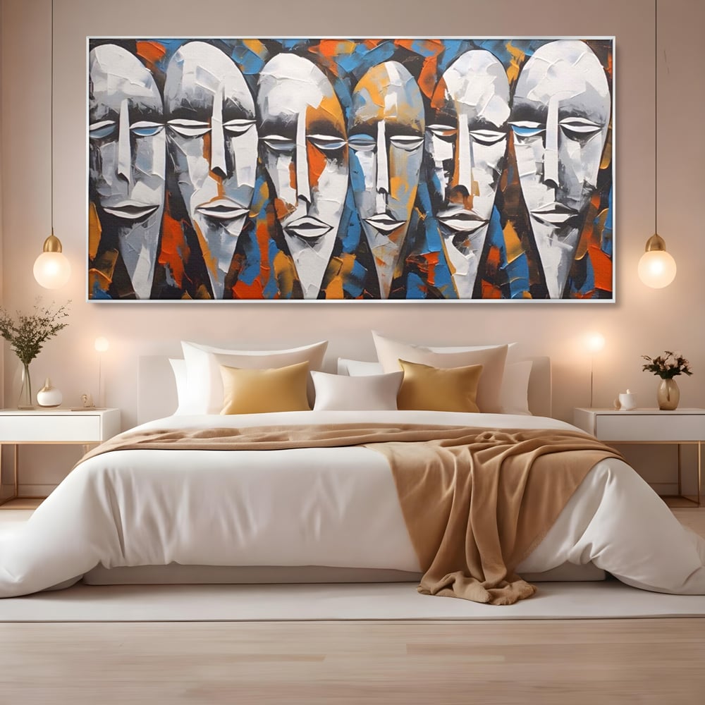Tablou canvas cu tablou abstract cu masti tribale albe, in rama de aluminiu argintiu, pe perete intr-un dormitor