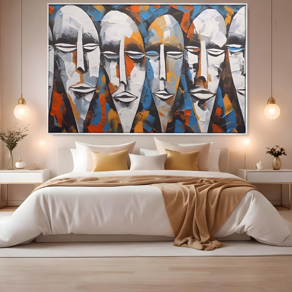 Tablou canvas cu tablou abstract cu masti tribale albe, in rama de aluminiu argintiu, pe perete intr-un dormitor