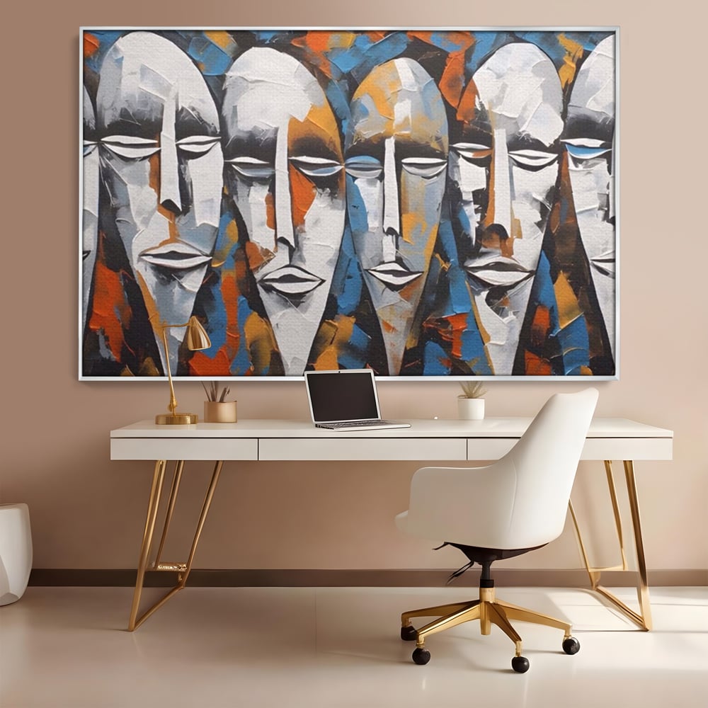 Tablou canvas cu tablou abstract cu masti tribale albe, in rama de aluminiu argintiu, pe perete intr-un birou