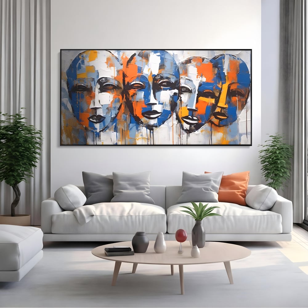Tablou canvas cu tablou canvas cu trei masti stilizate, in rama de aluminiu negru, pe perete intr-un living