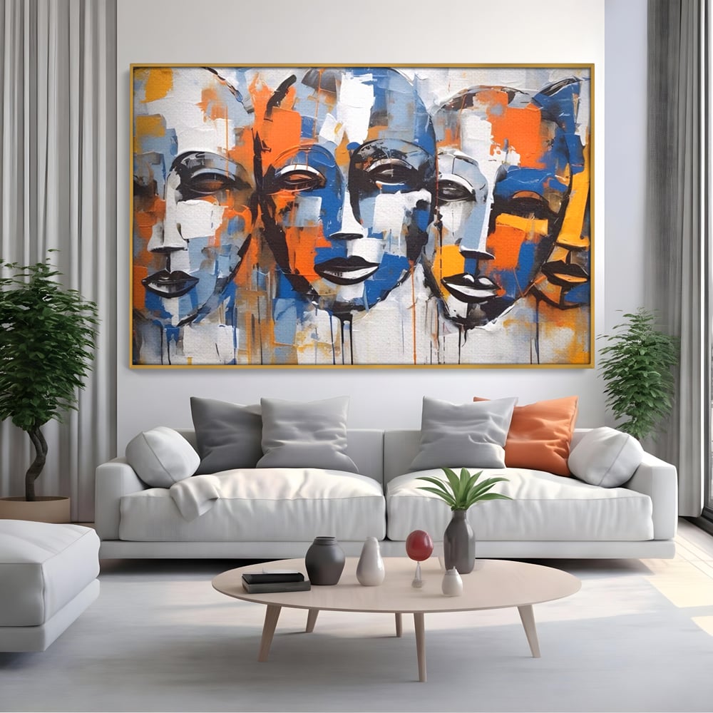 Tablou canvas cu tablou canvas cu trei masti stilizate, in rama de aluminiu auriu, pe perete intr-un living