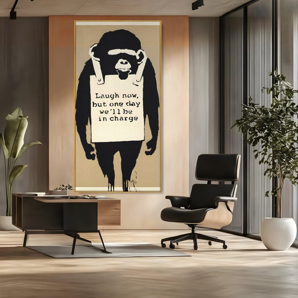 Tablou canvas cu tablou canvas cu maimuta in stil graffiti, in rama de aluminiu auriu, pe perete intr-un birou