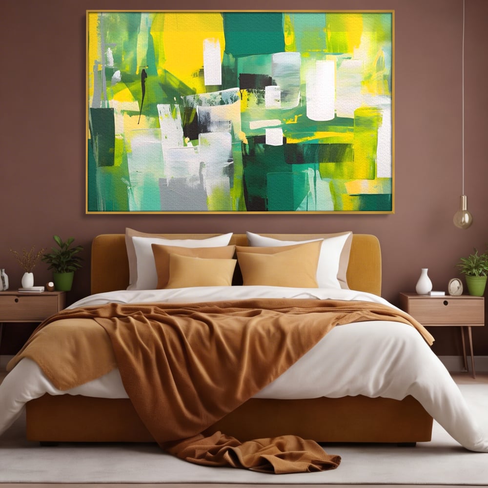 Tablou canvas cu pictura abstracta cu pete verzi si galbene, in rama de aluminiu auriu, pe perete intr-un dormitor