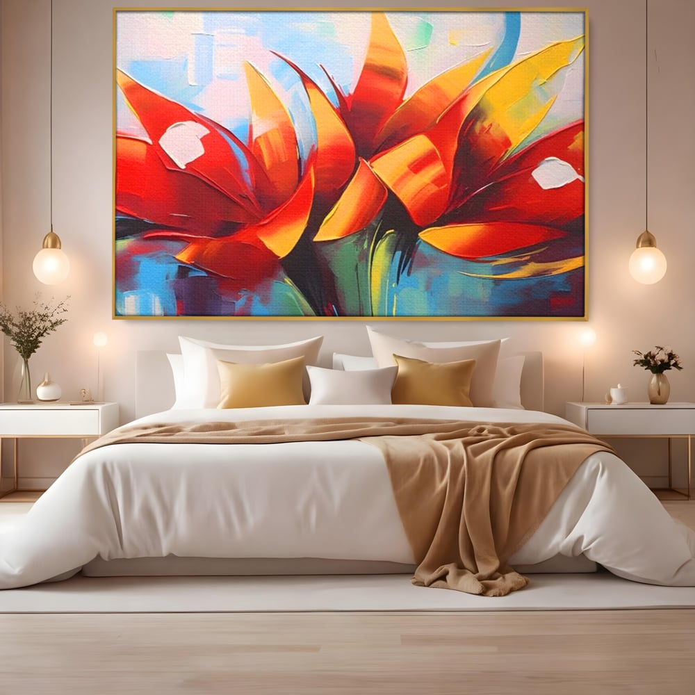 Tablou canvas cu pictura abstracta cu flori portocalii, in rama de aluminiu auriu, pe perete intr-un dormitor