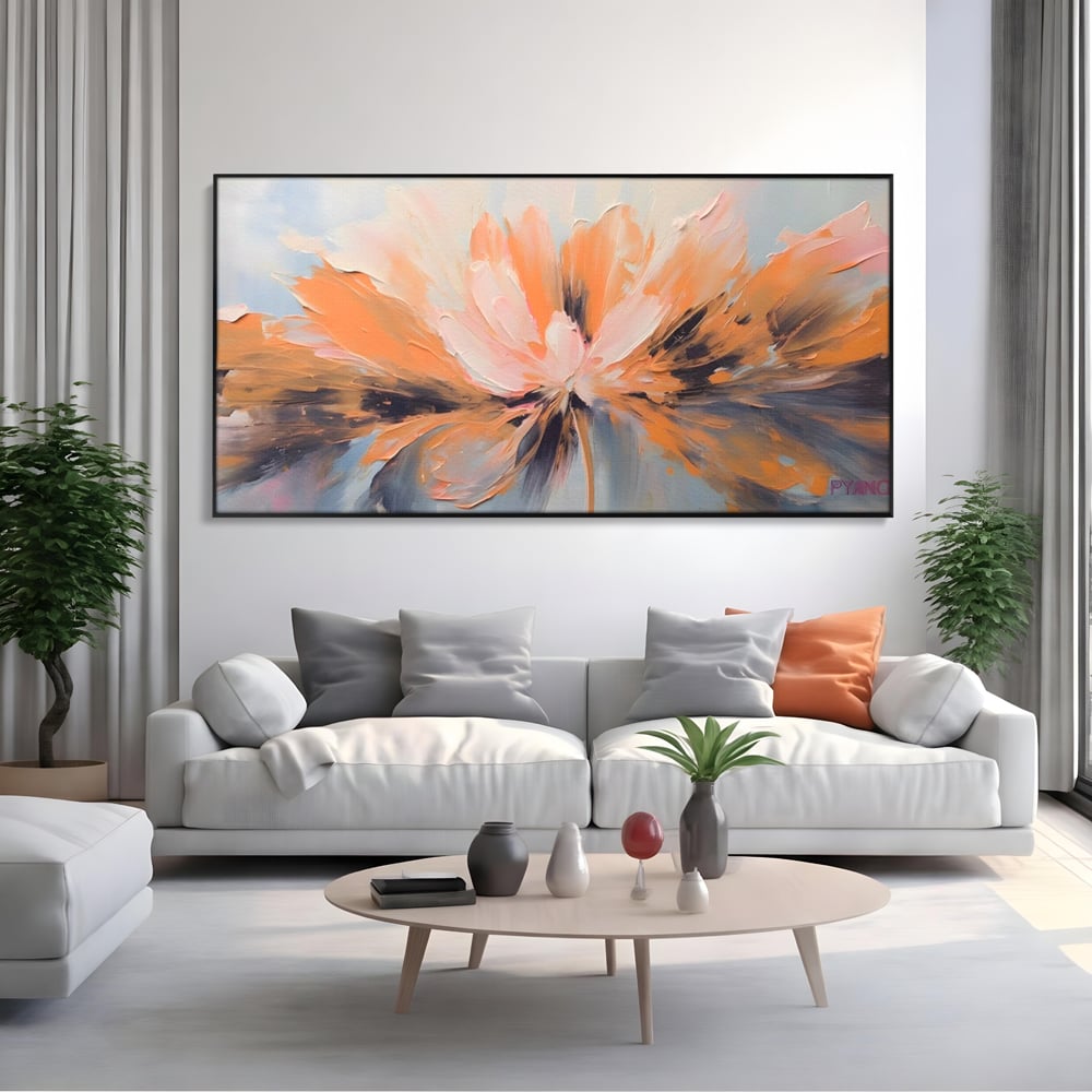 Tablou canvas cu tablou canvas cu floare abstracta, in rama de aluminiu negru, pe perete intr-un living