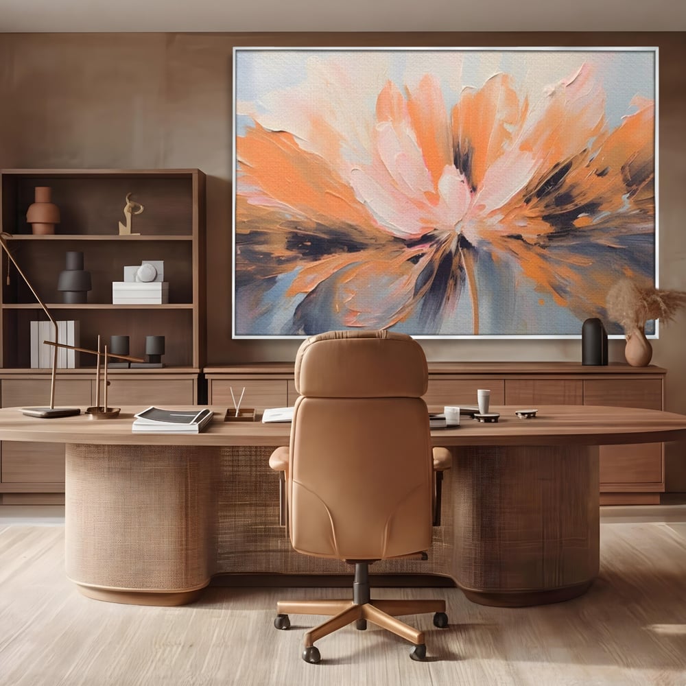 Tablou canvas cu tablou canvas cu floare abstracta, in rama de aluminiu argintiu, pe perete intr-un birou