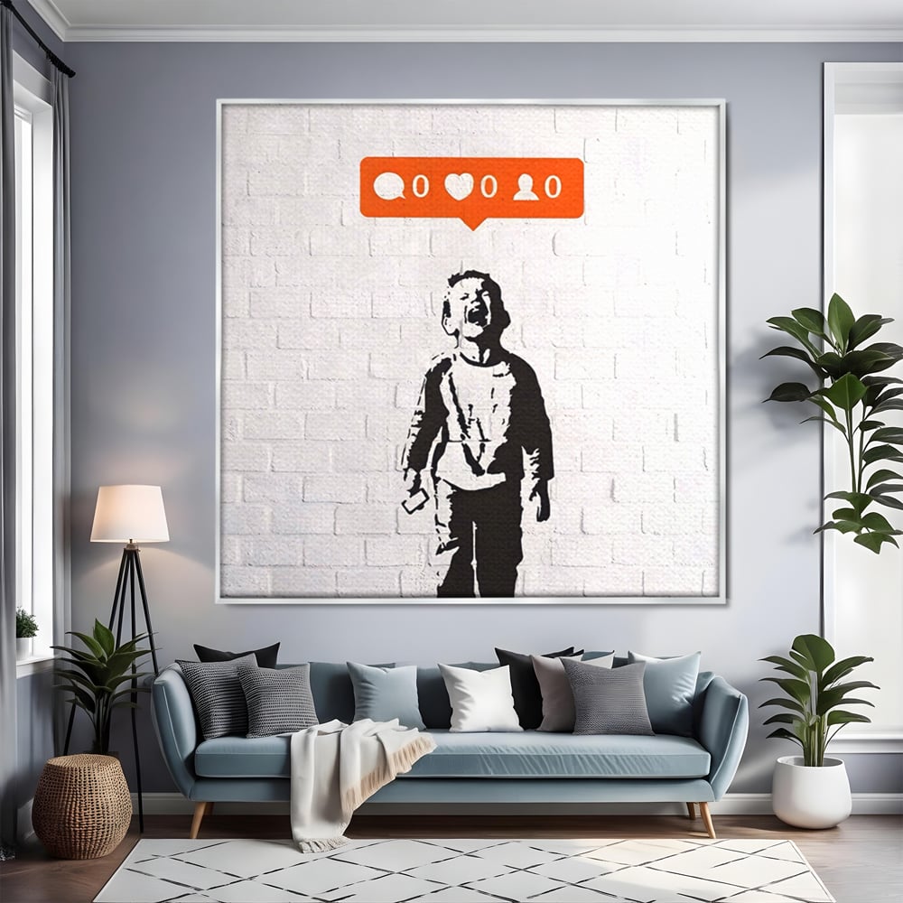Tablou canvas cu tablou canvas cu copil si elemente de social media, in rama de aluminiu argintiu, pe perete intr-un living