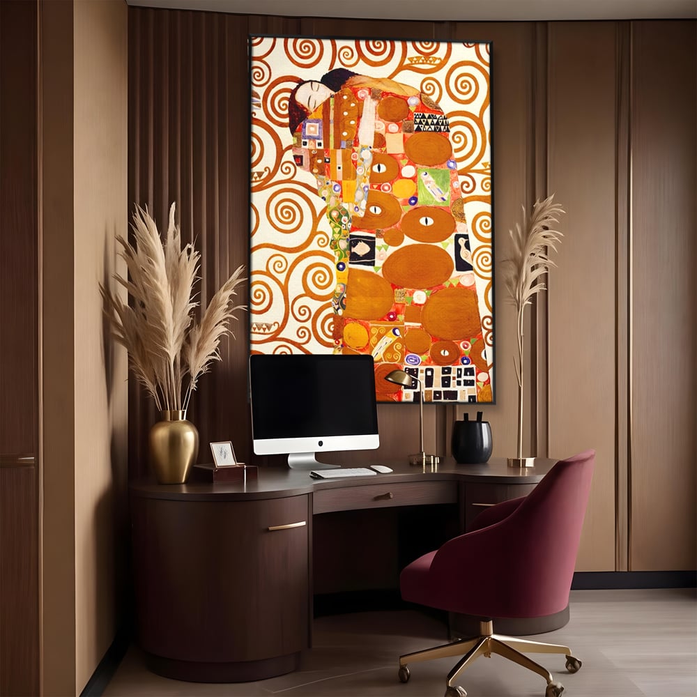 Tablou canvas cu tablou canvas cu pictura in stilul lui klimt, in rama de aluminiu negru, pe perete intr-un birou