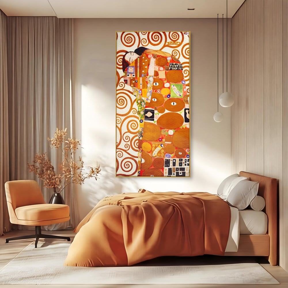 Tablou canvas cu tablou canvas cu pictura in stilul lui klimt, in rama de aluminiu auriu, pe perete intr-un dormitor