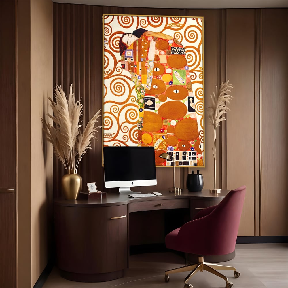 Tablou canvas cu tablou canvas cu pictura in stilul lui klimt, in rama de aluminiu auriu, pe perete intr-un birou