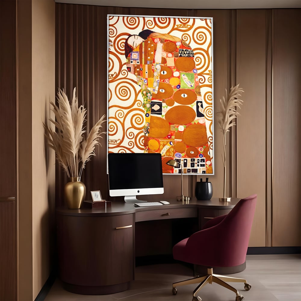 Tablou canvas cu tablou canvas cu pictura in stilul lui klimt, in rama de aluminiu argintiu, pe perete intr-un birou