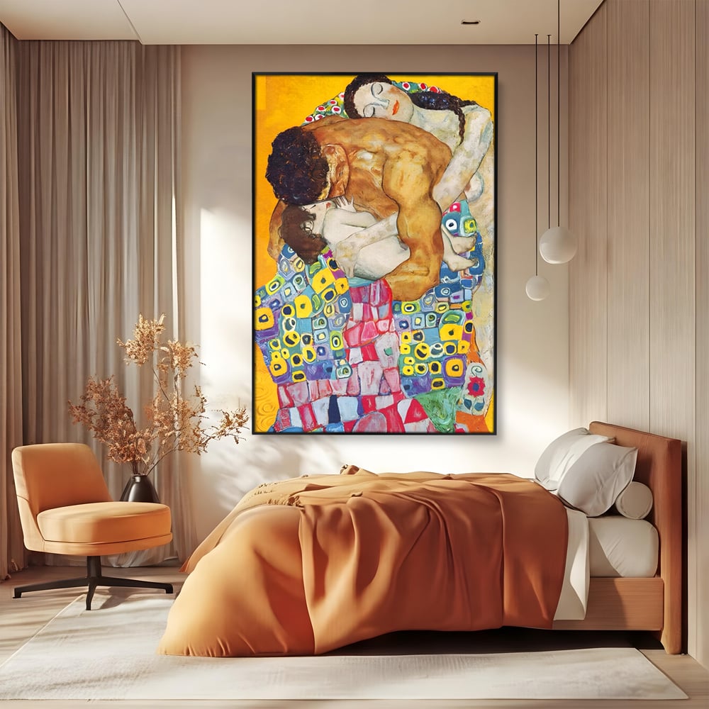 Tablou canvas cu pictura cu familie imbratisata, in rama de aluminiu negru, pe perete intr-un dormitor