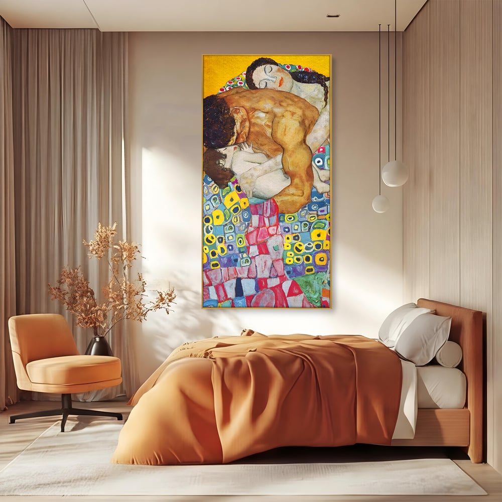 Tablou canvas cu pictura cu familie imbratisata, in rama de aluminiu auriu, pe perete intr-un dormitor