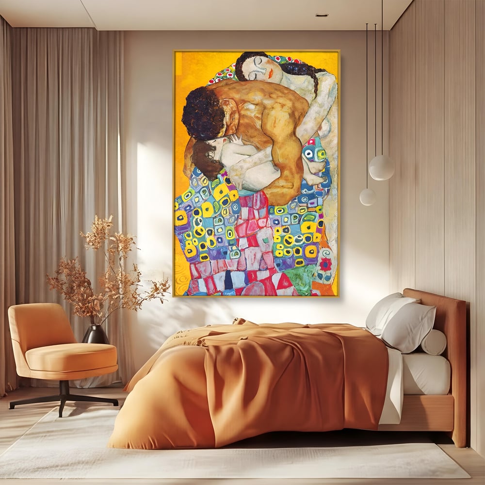 Tablou canvas cu pictura cu familie imbratisata, in rama de aluminiu auriu, pe perete intr-un dormitor