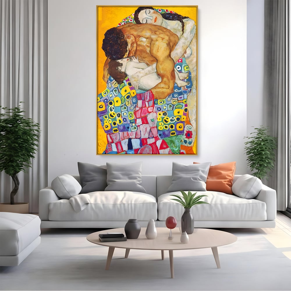 Tablou canvas cu pictura cu familie imbratisata, in rama de aluminiu auriu, pe perete intr-un living