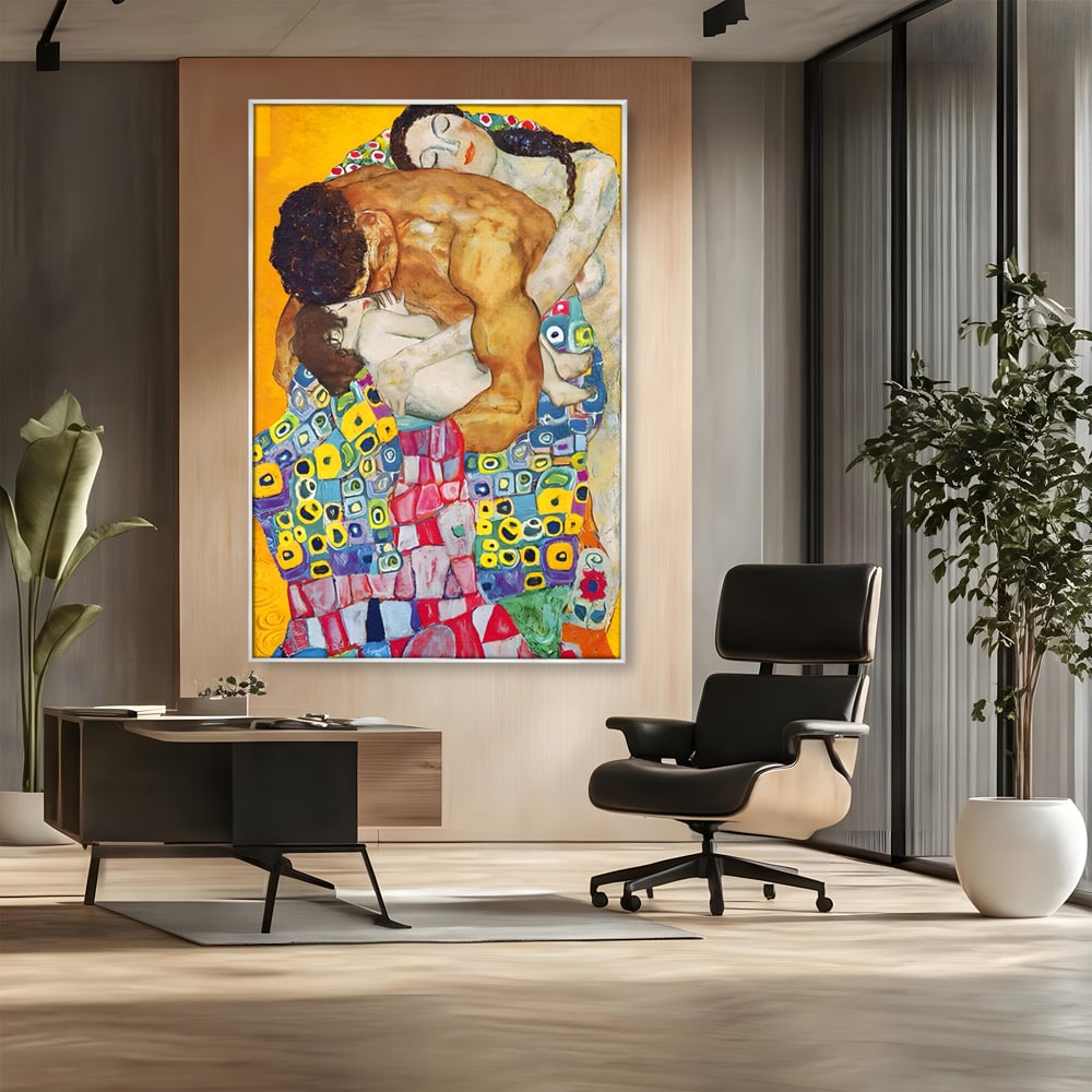 Tablou canvas cu pictura cu familie imbratisata, in rama de aluminiu argintiu, pe perete intr-un birou