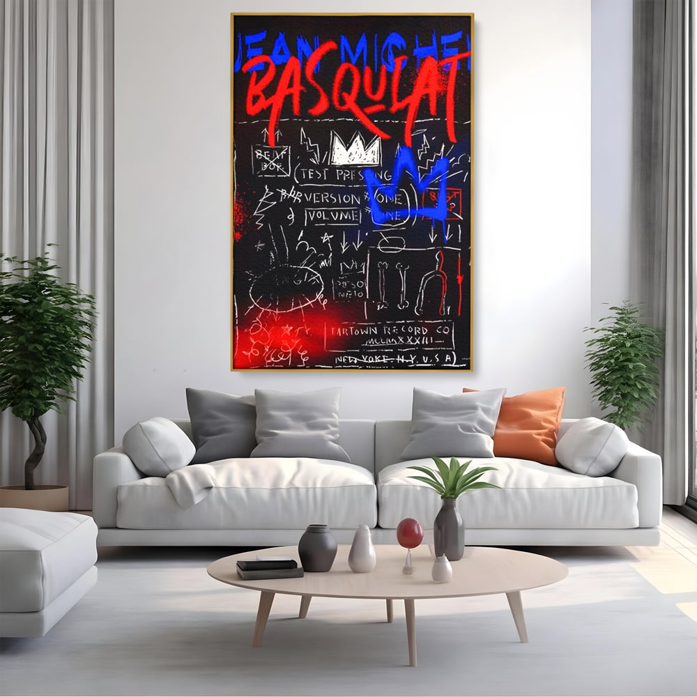 Tablou canvas cu tablou canvas cu arta graffiti, in rama de aluminiu auriu, pe perete intr-un living