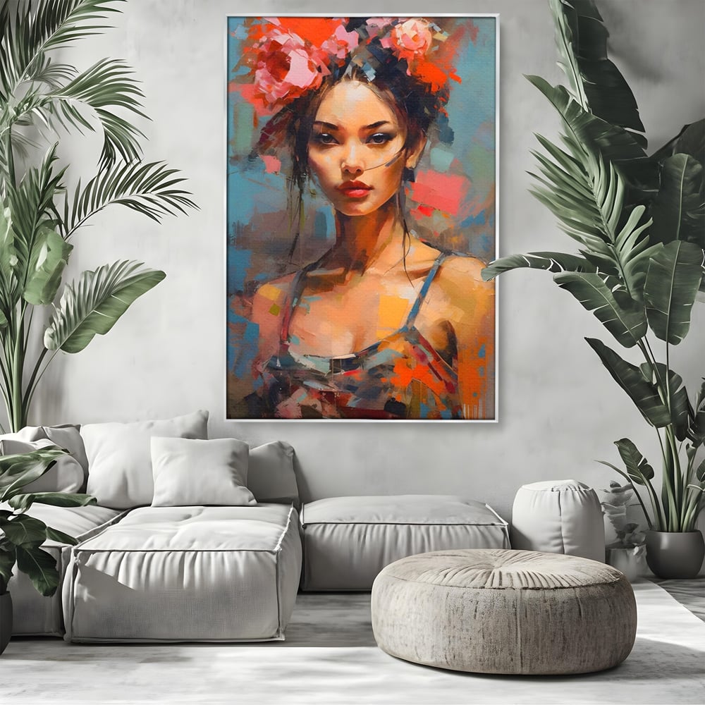 Tablou canvas cu tablou canvas cu portret de femeie, in rama de aluminiu argintiu, pe perete intr-un living