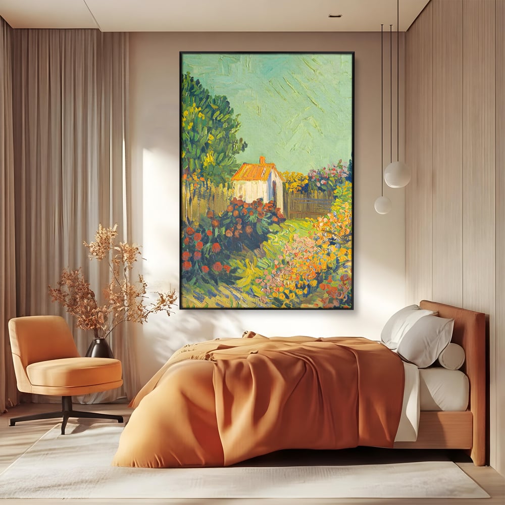 Tablou canvas cu pictura cu o casuta in gradina, in rama de aluminiu negru, pe perete intr-un dormitor