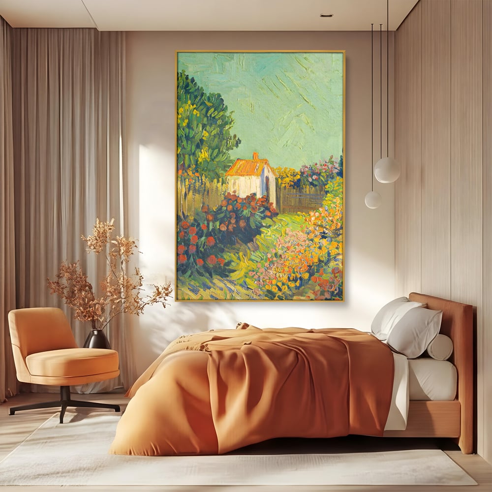Tablou canvas cu pictura cu o casuta in gradina, in rama de aluminiu auriu, pe perete intr-un dormitor