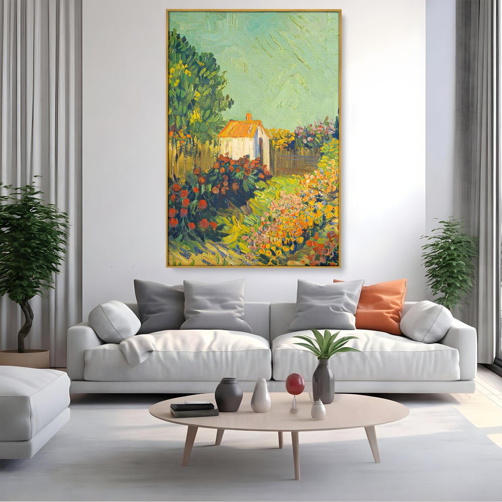 Tablou canvas cu pictura cu o casuta in gradina, in rama de aluminiu auriu, pe perete intr-un living