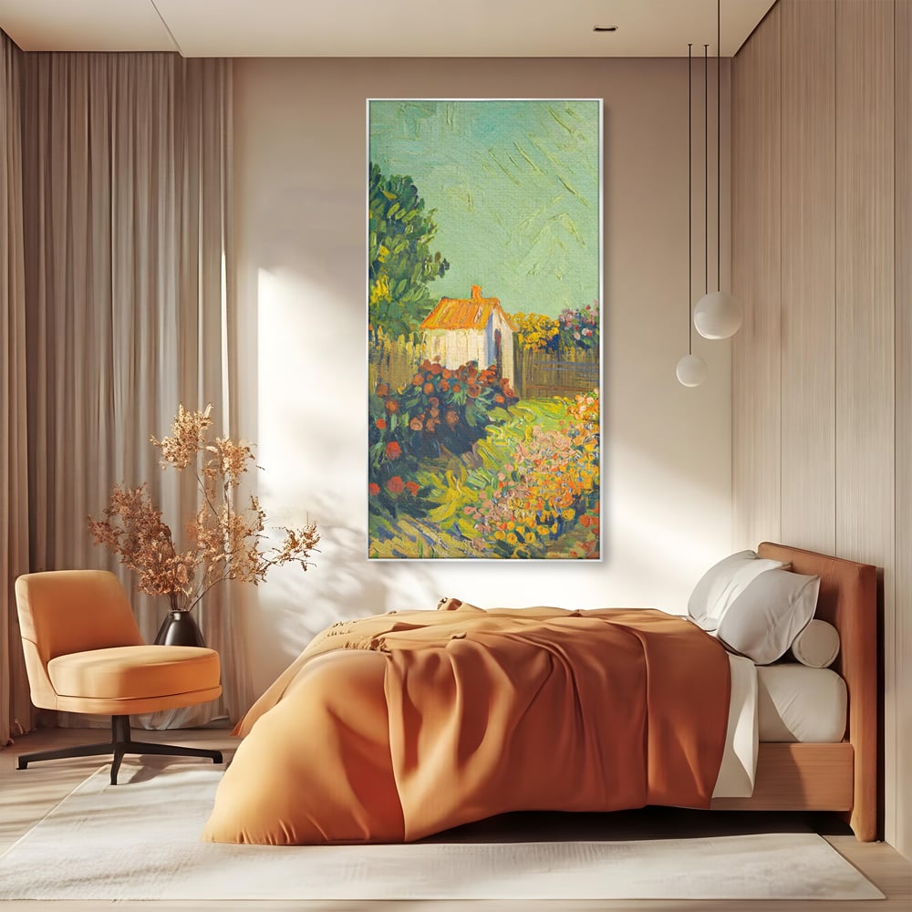 Tablou canvas cu pictura cu o casuta in gradina, in rama de aluminiu argintiu, pe perete intr-un dormitor