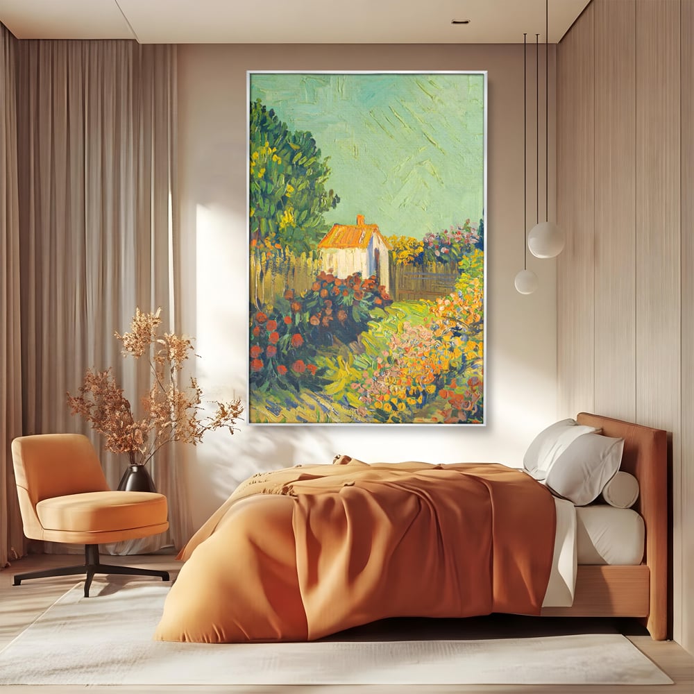 Tablou canvas cu pictura cu o casuta in gradina, in rama de aluminiu argintiu, pe perete intr-un dormitor