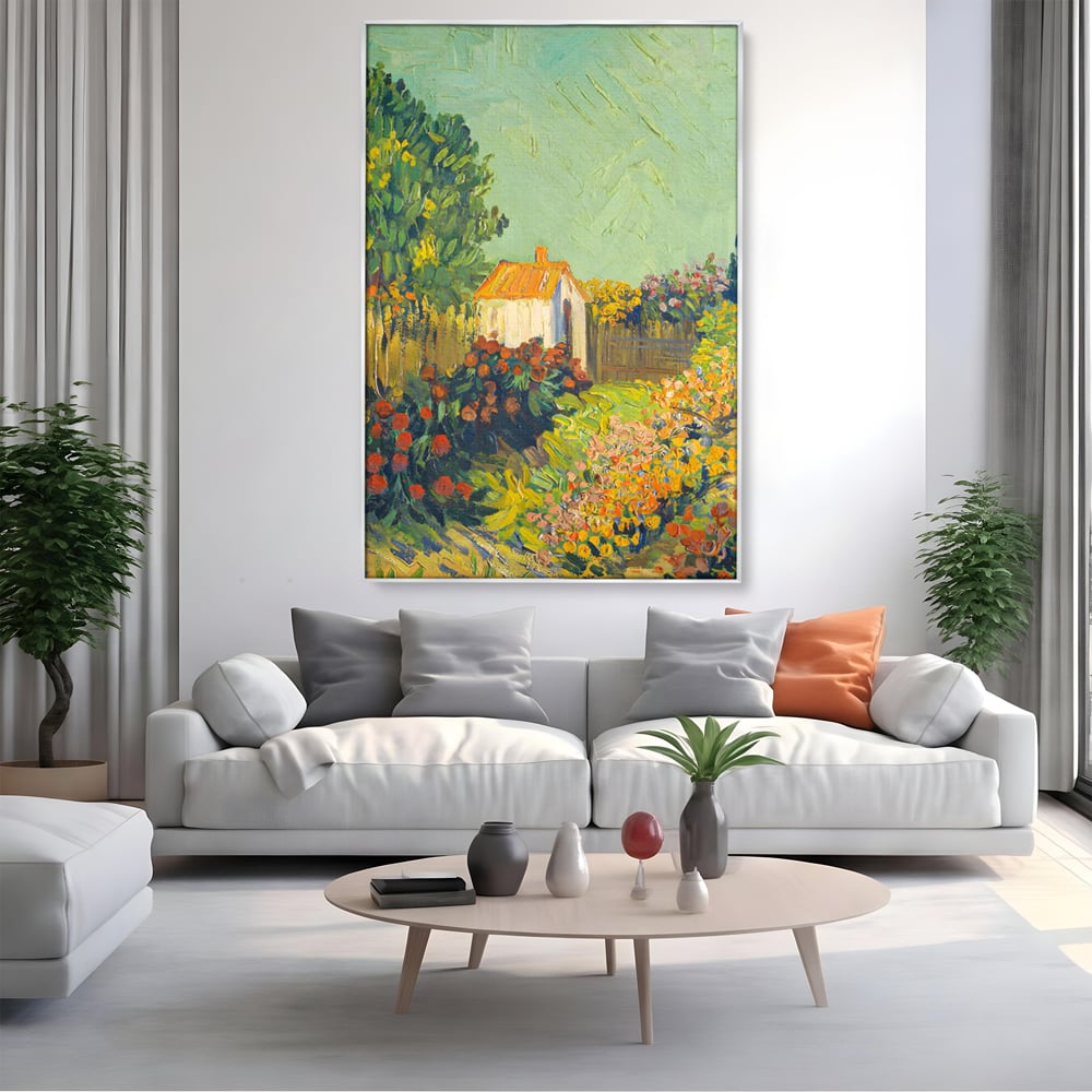 Tablou canvas cu pictura cu o casuta in gradina, in rama de aluminiu argintiu, pe perete intr-un living