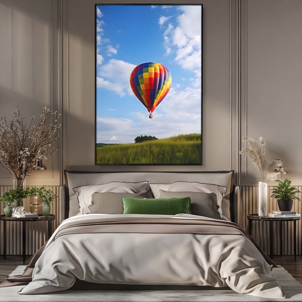 Tablou canvas cu tablou canvas cu balon cu aer cald, in rama de aluminiu negru, pe perete intr-un dormitor