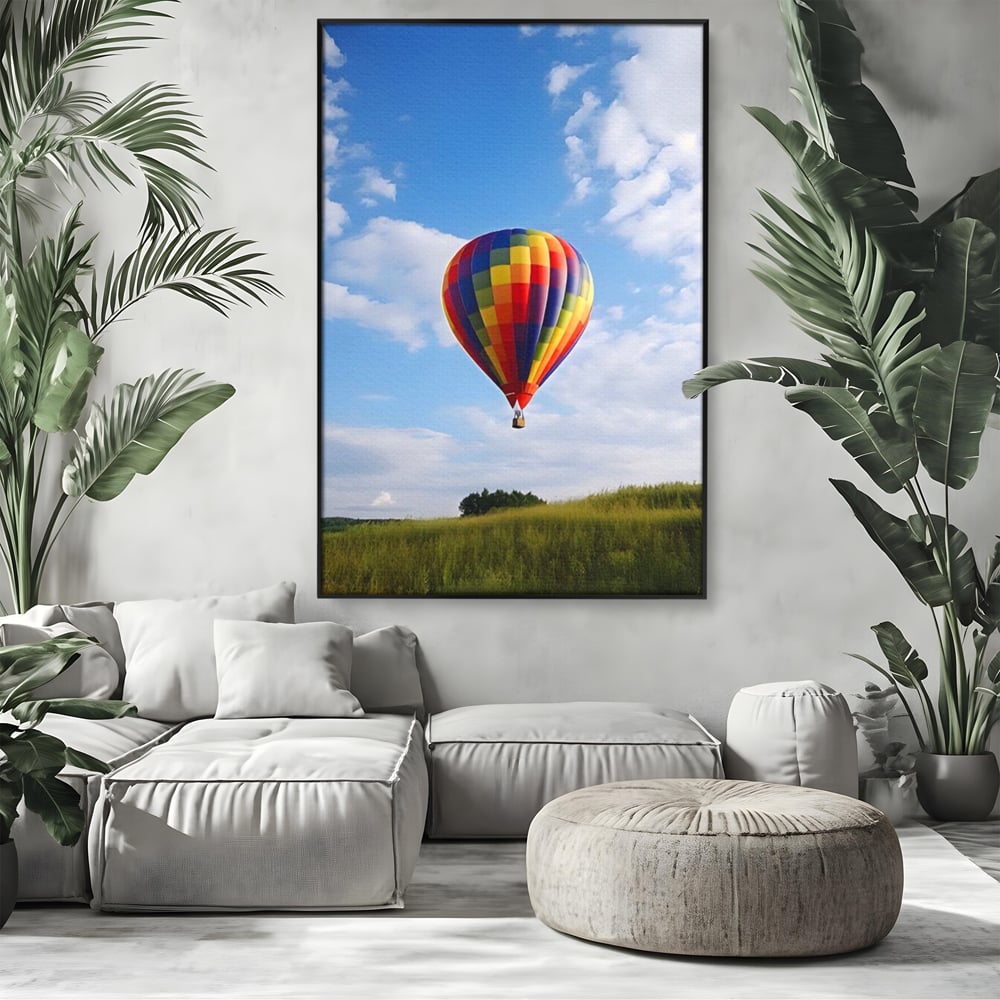 Tablou canvas cu tablou canvas cu balon cu aer cald, in rama de aluminiu negru, pe perete intr-un living