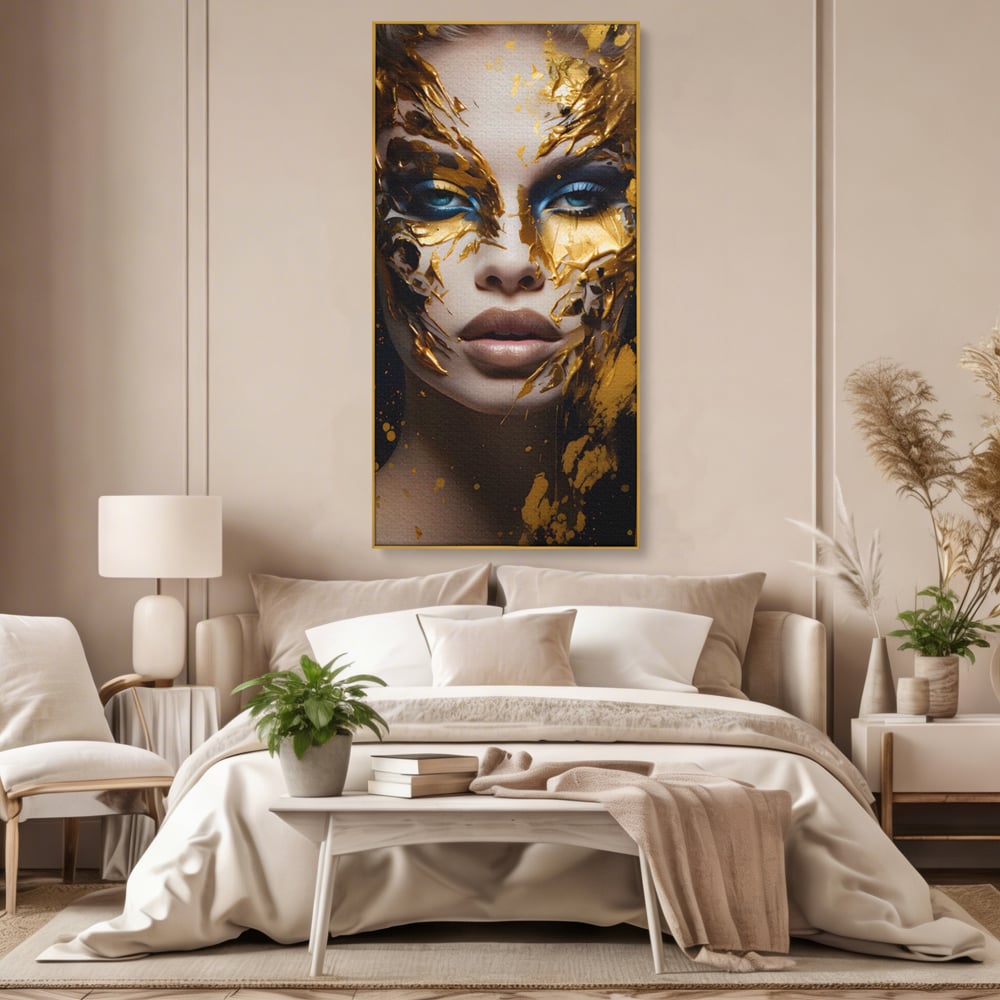 Tablou canvas cu tablou canvas cu portret de femeie si foita de aur, in rama de aluminiu auriu, pe perete intr-un dormitor