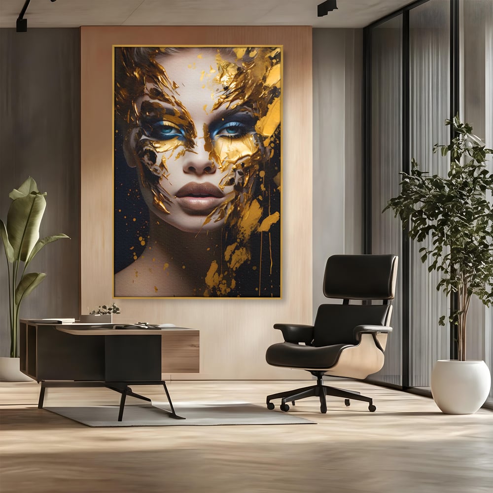 Tablou canvas cu tablou canvas cu portret de femeie si foita de aur, in rama de aluminiu auriu, pe perete intr-un birou
