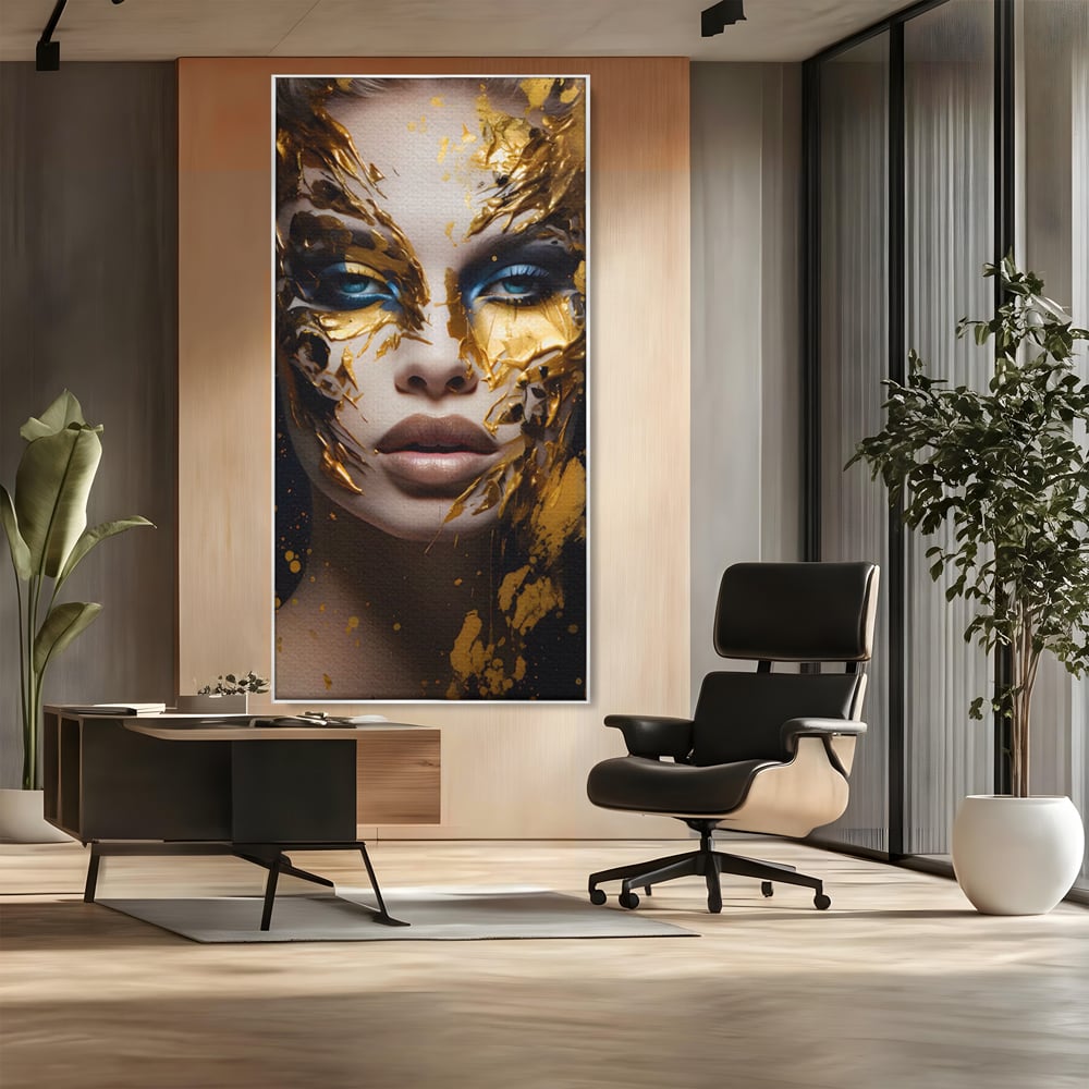 Tablou canvas cu tablou canvas cu portret de femeie si foita de aur, in rama de aluminiu argintiu, pe perete intr-un birou
