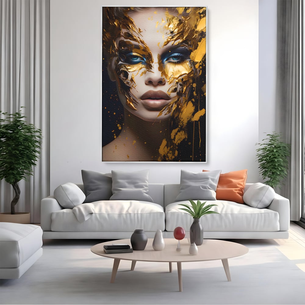 Tablou canvas cu tablou canvas cu portret de femeie si foita de aur, in rama de aluminiu argintiu, pe perete intr-un living