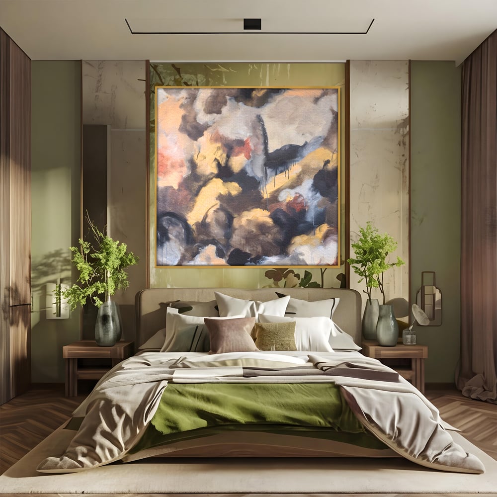 Tablou canvas cu pictura abstracta cu pete de culoare, in rama de aluminiu auriu, pe perete intr-un dormitor