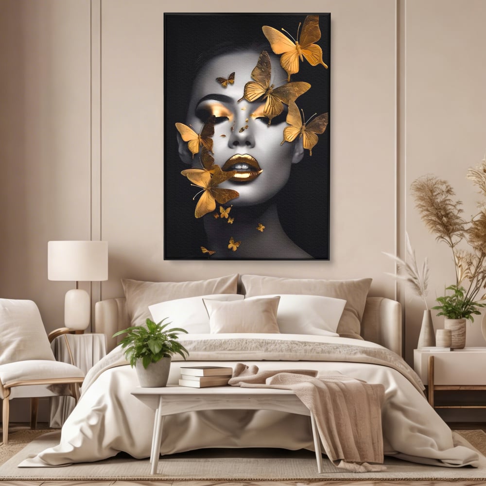 Tablou canvas cu tablou canvas cu portret de femeie si fluturi aurii, in rama de aluminiu negru, pe perete intr-un dormitor