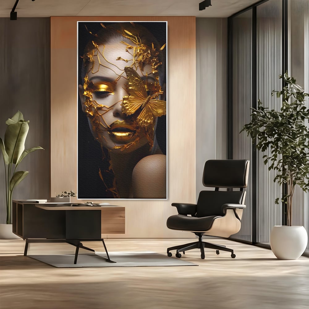 Tablou canvas cu portret feminin cu fluture auriu, in rama de aluminiu argintiu, pe perete intr-un birou