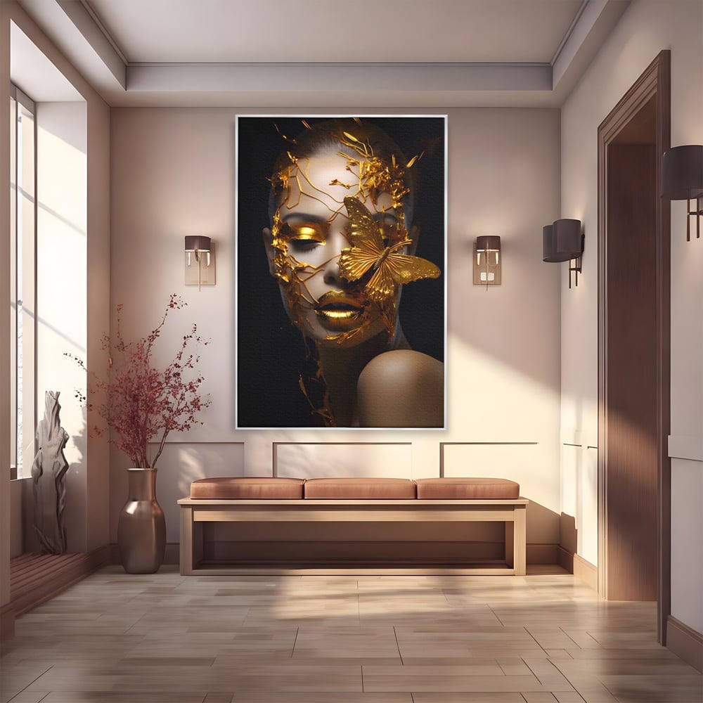 Tablou canvas cu portret feminin cu fluture auriu, in rama de aluminiu argintiu