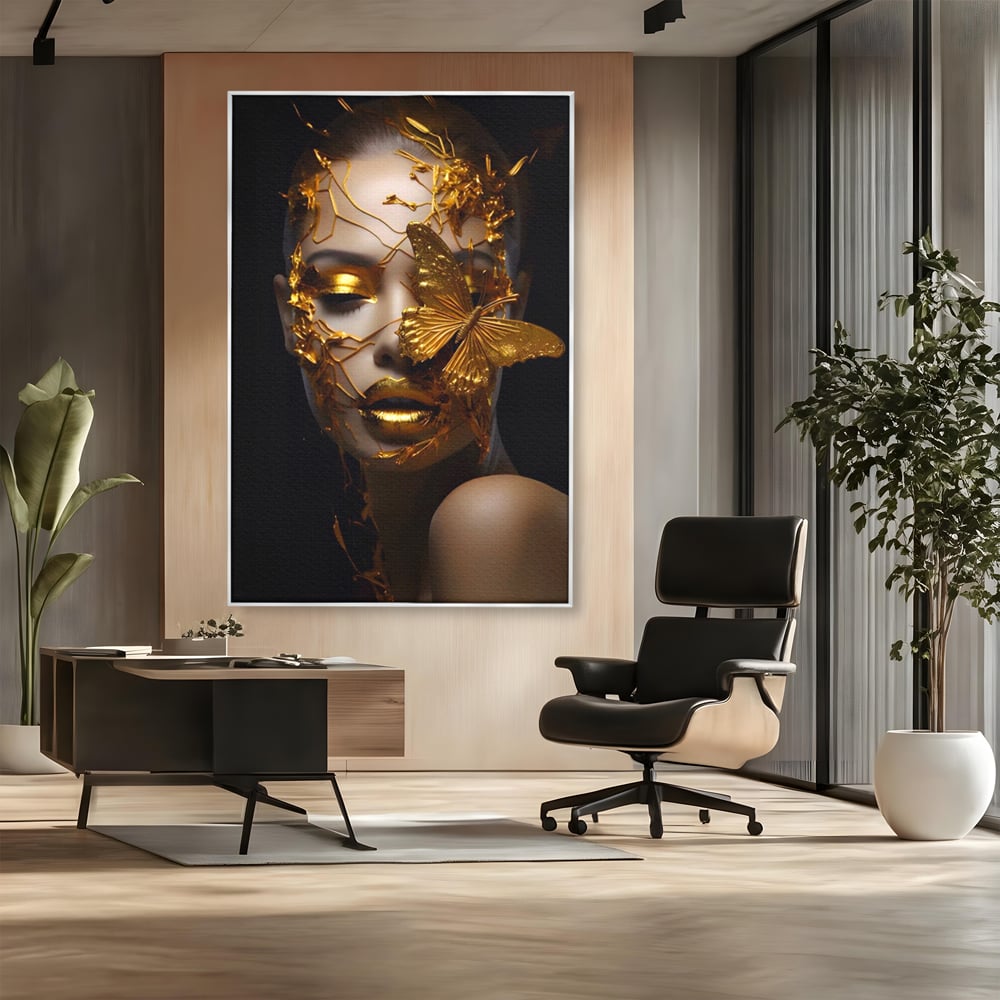 Tablou canvas cu portret feminin cu fluture auriu, in rama de aluminiu argintiu, pe perete intr-un birou