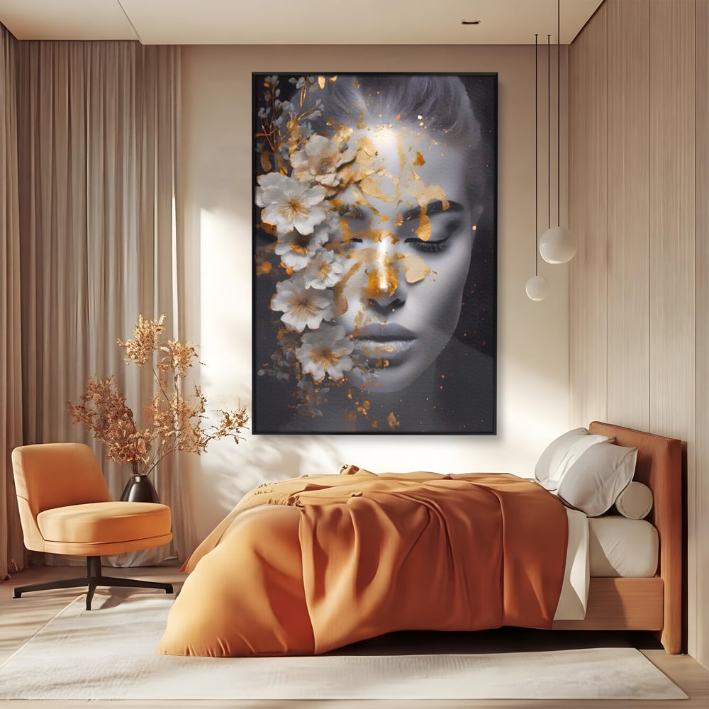 Tablou canvas cu portret de femeie cu flori si foita aurie, in rama de aluminiu negru, pe perete intr-un dormitor