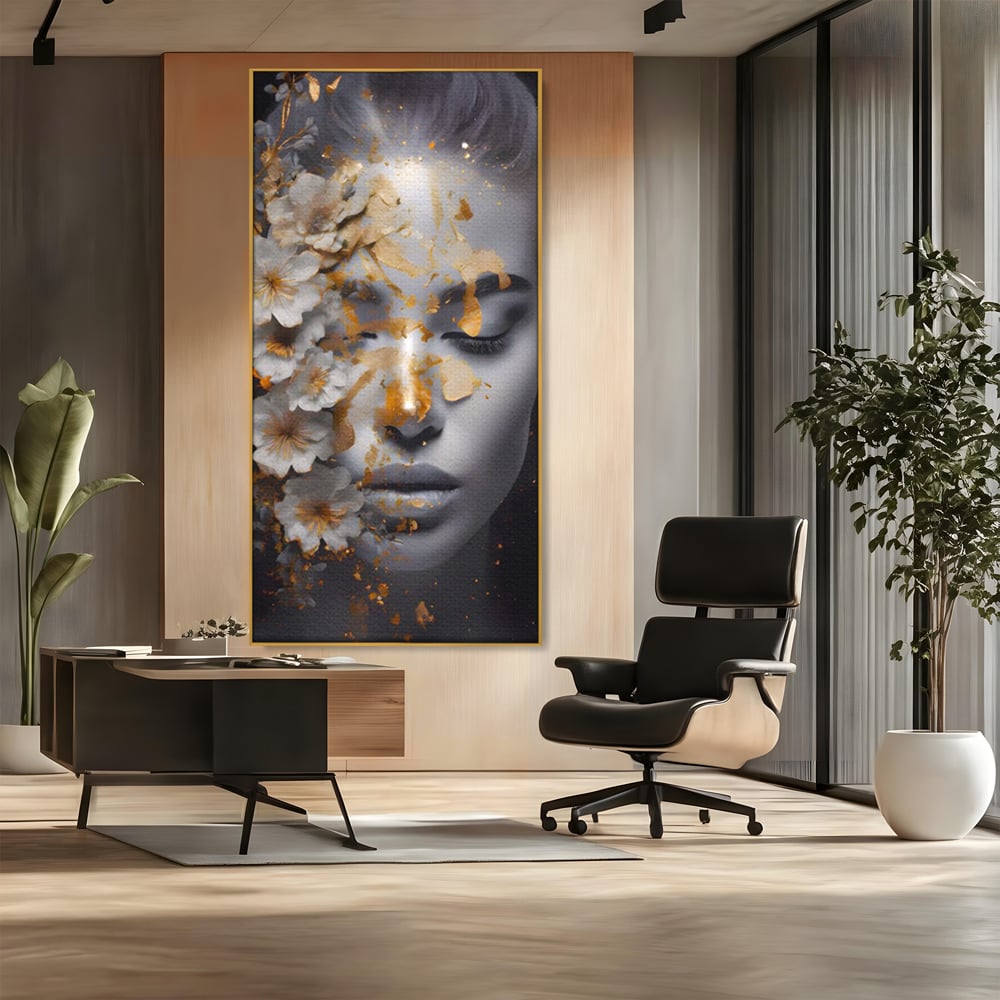 Tablou canvas cu portret de femeie cu flori si foita aurie, in rama de aluminiu auriu, pe perete intr-un birou
