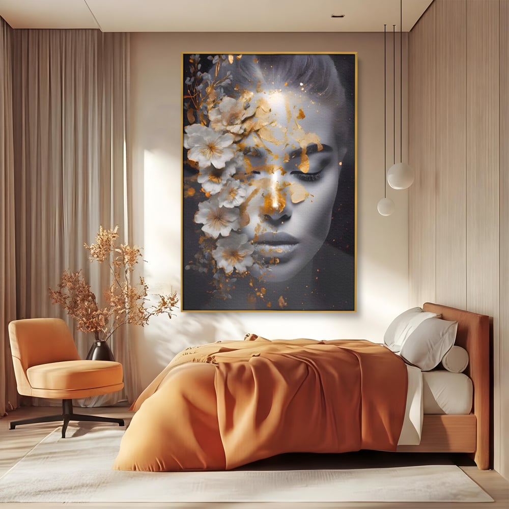 Tablou canvas cu portret de femeie cu flori si foita aurie, in rama de aluminiu auriu, pe perete intr-un dormitor