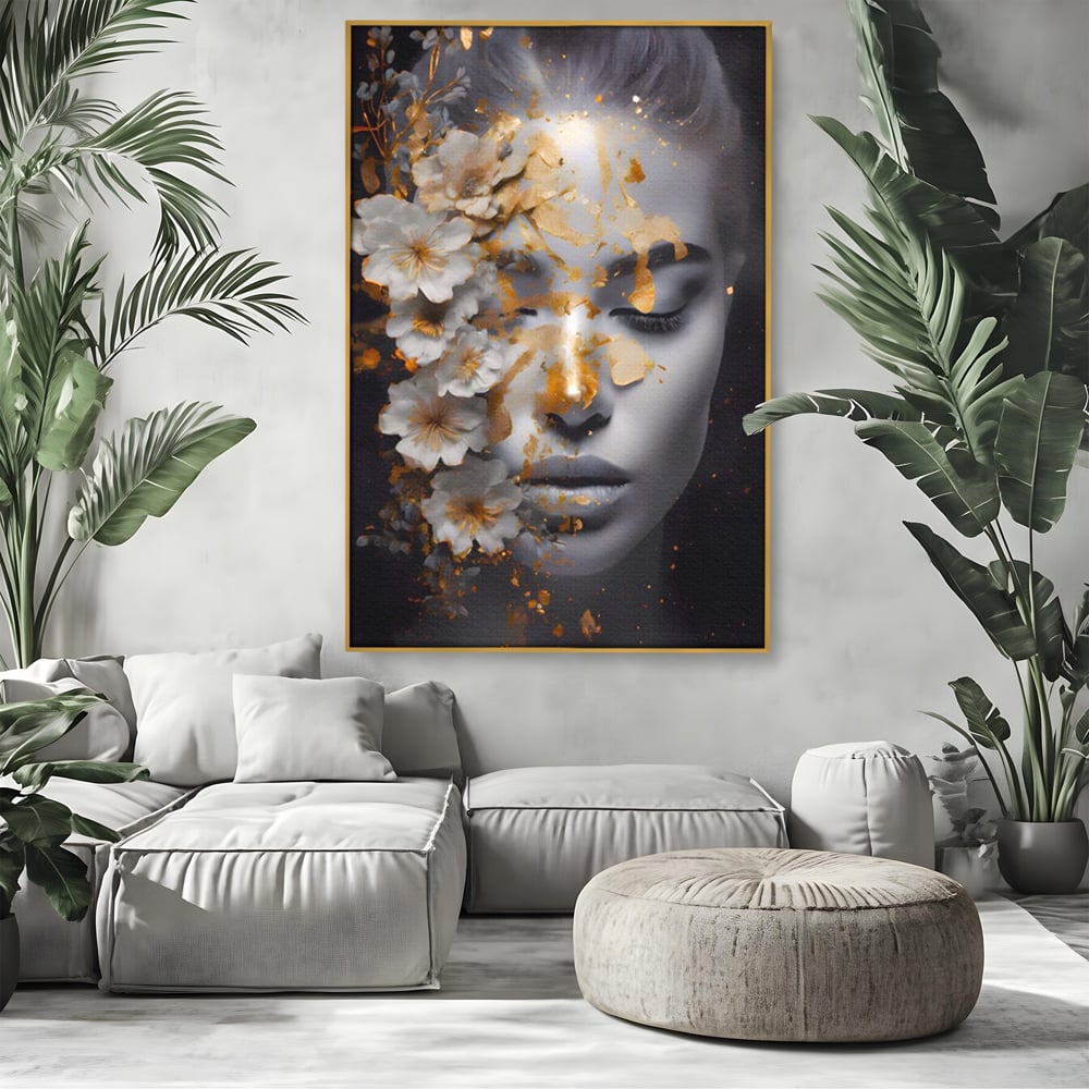 Tablou canvas cu portret de femeie cu flori si foita aurie, in rama de aluminiu auriu, pe perete intr-un living