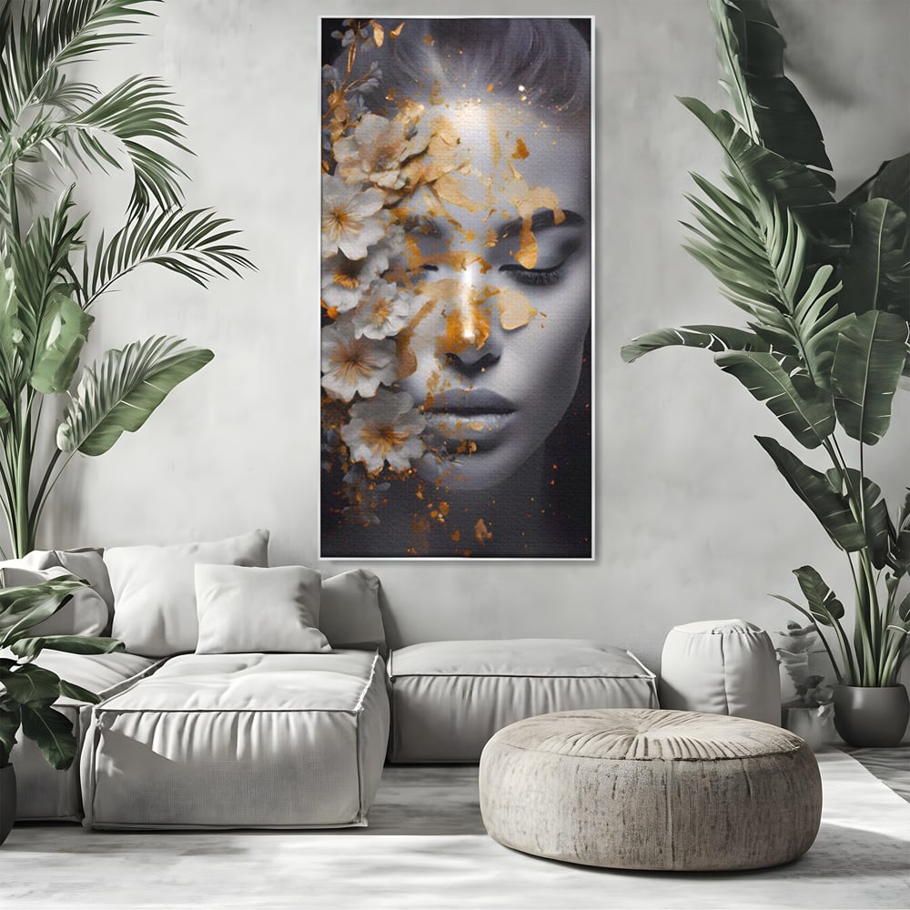 Tablou canvas cu portret de femeie cu flori si foita aurie, in rama de aluminiu argintiu, pe perete intr-un living
