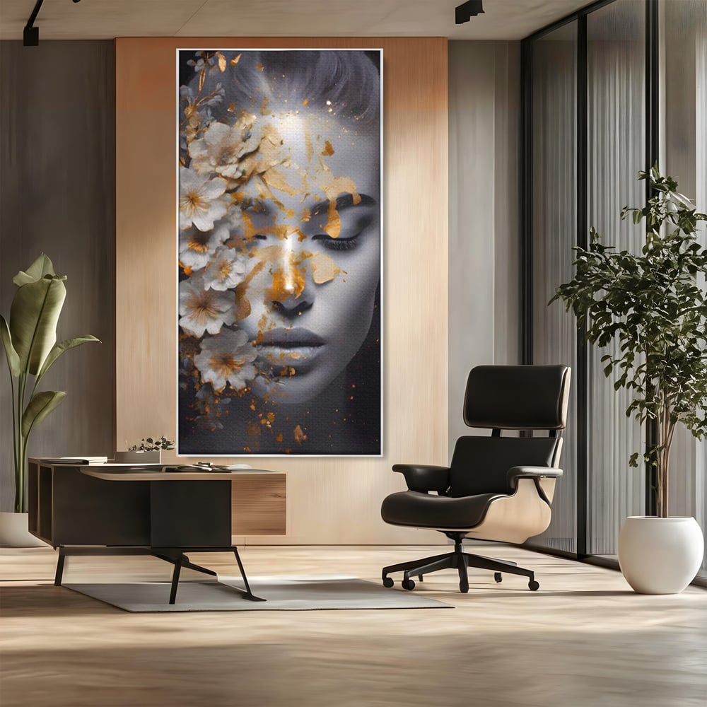 Tablou canvas cu portret de femeie cu flori si foita aurie, in rama de aluminiu argintiu, pe perete intr-un birou