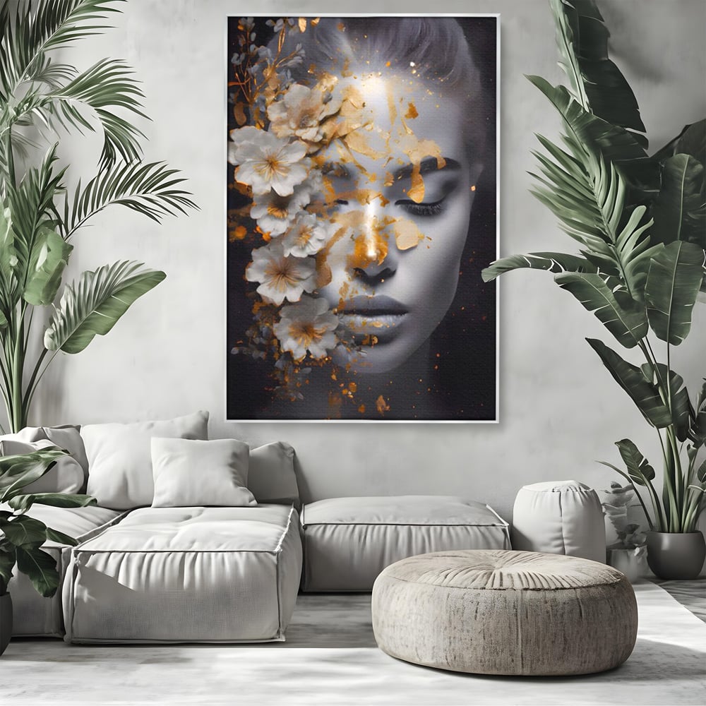 Tablou canvas cu portret de femeie cu flori si foita aurie, in rama de aluminiu argintiu, pe perete intr-un living