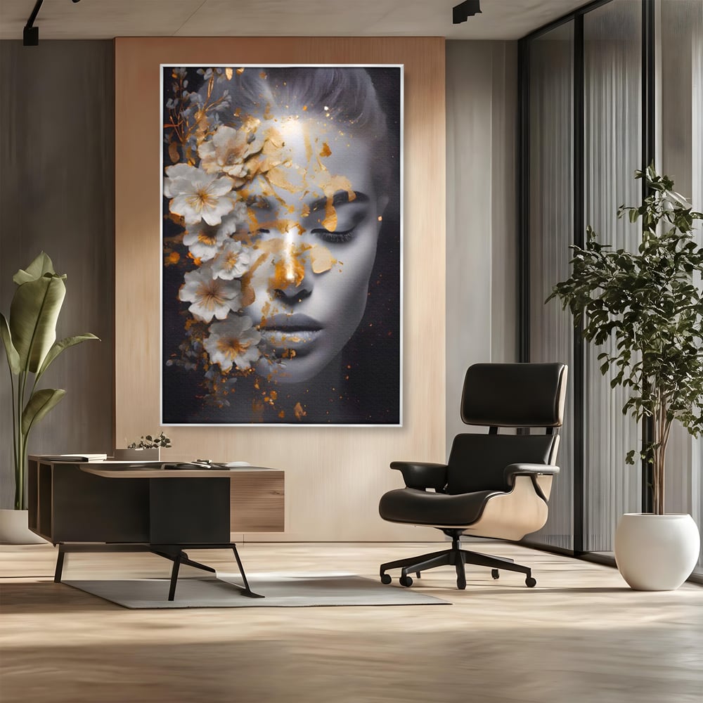 Tablou canvas cu portret de femeie cu flori si foita aurie, in rama de aluminiu argintiu, pe perete intr-un birou