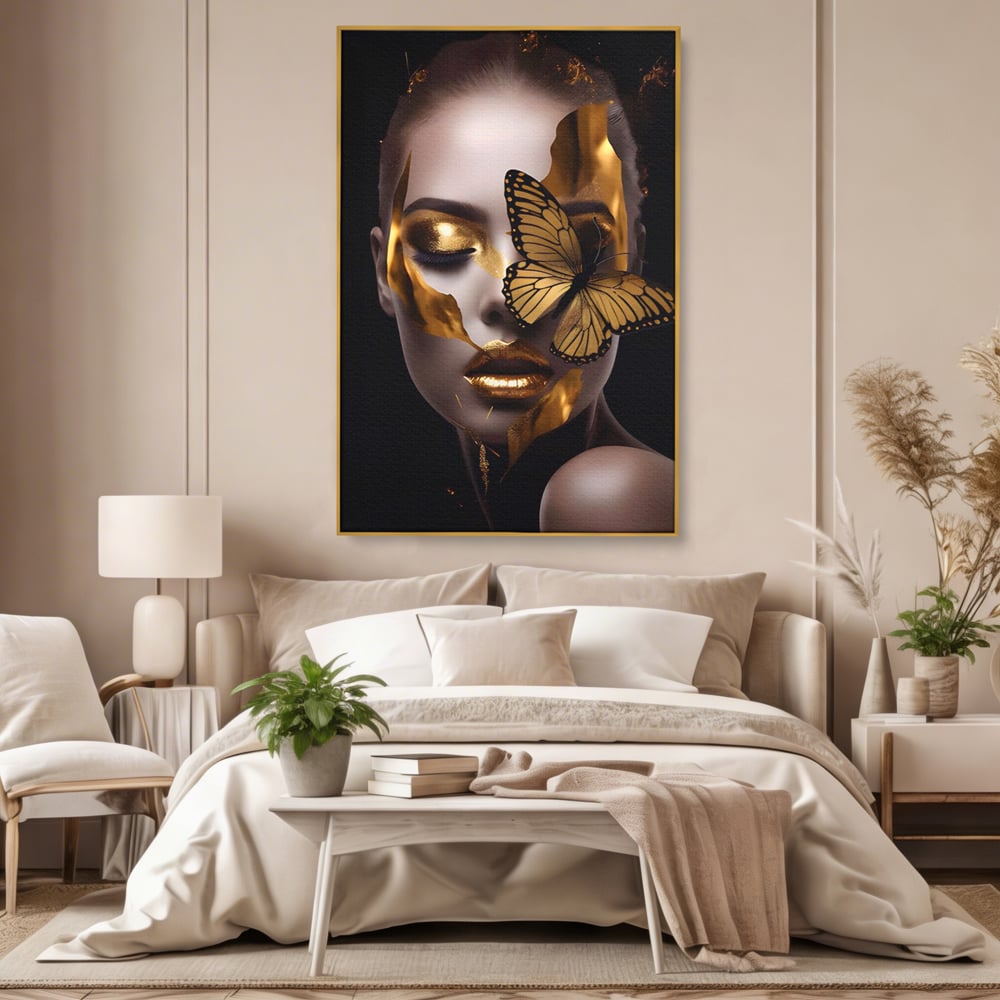 Tablou canvas cu tablou canvas cu portret de femeie si fluture auriu, in rama de aluminiu auriu, pe perete intr-un dormitor